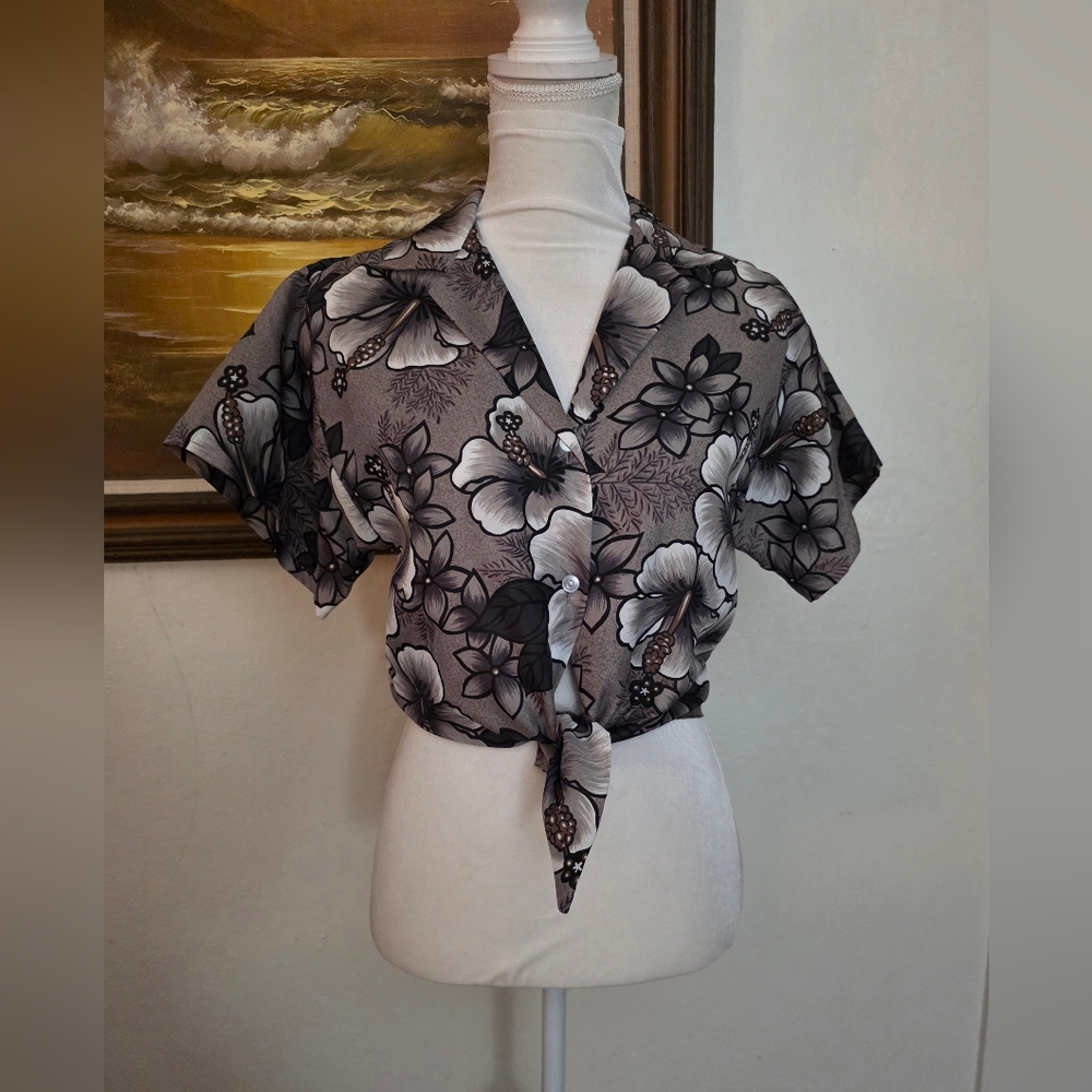 Vintage Hilo Hattie 1980s Grey Tropical Floral V-neck Tied Button Cropped Tee